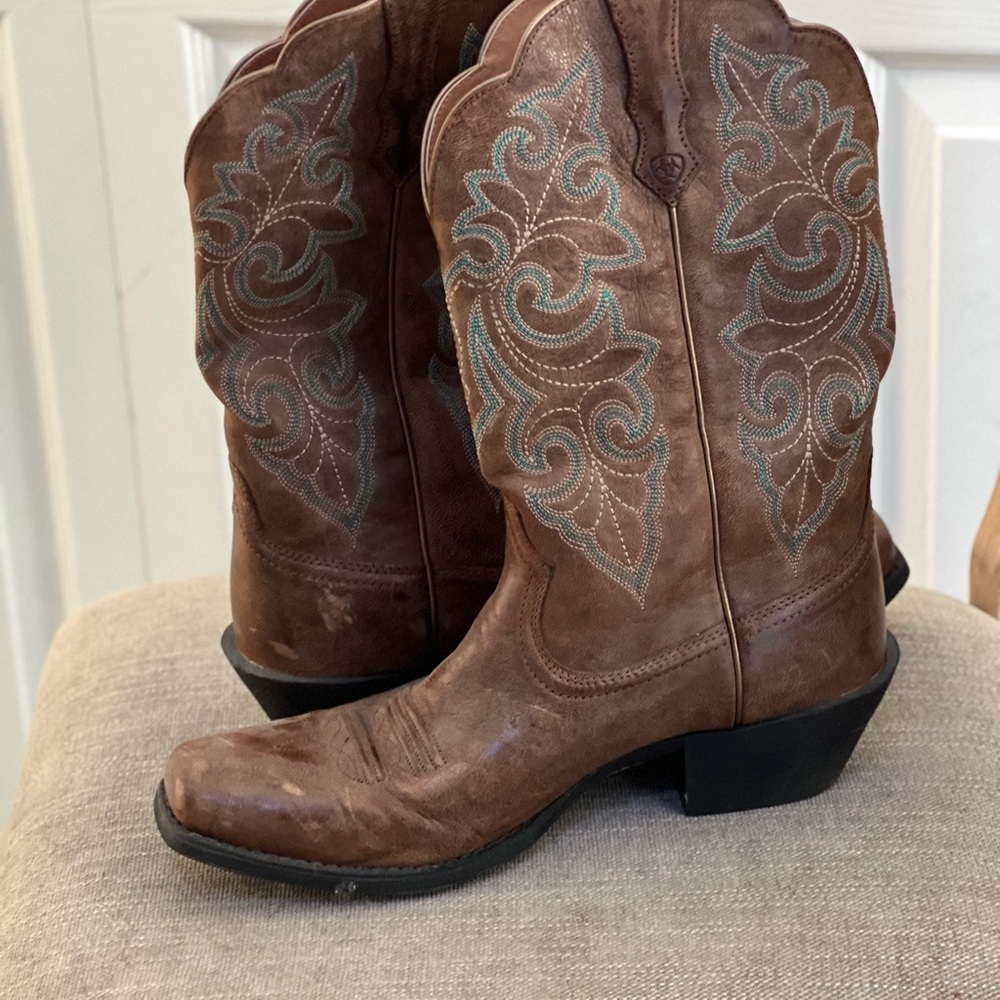 Brown Western Cowboy Boots with Embroidered Design
